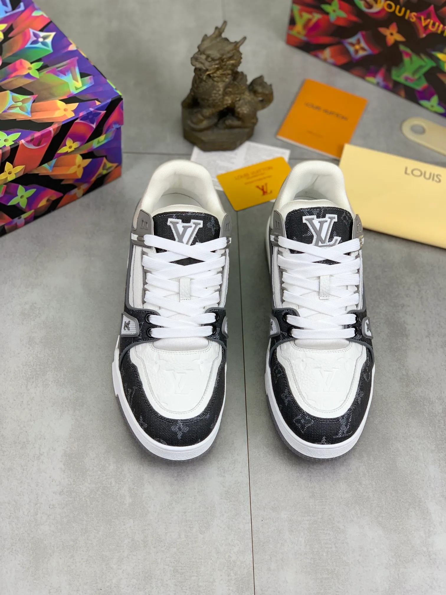 Men's shoes 💰P580 New style 💰💎💎Latest color High version 2025Louis*Vuitto* LV Traine Catwalk TRAINER outsole and fabric private model A shoe that definitely costs a lot of money and effort. This series was designed after the arrival of Vifgil. It is favored by many fans every season. Original TPU outsole Original packaging Men's size: 38-45 (46 can be customized) Color: White available (available from stock, super fast delivery)